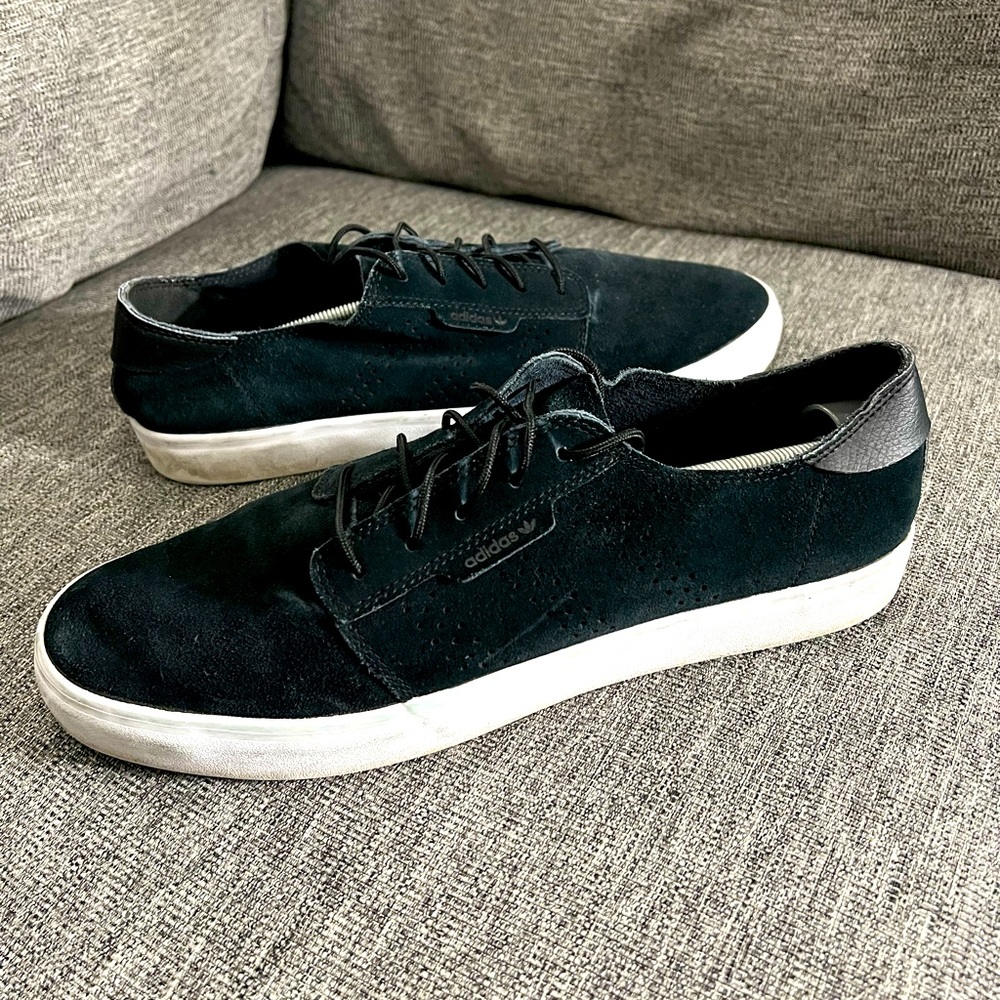 Adidas size 13 suede super comfortable shoe!! Perfect line new condition!!